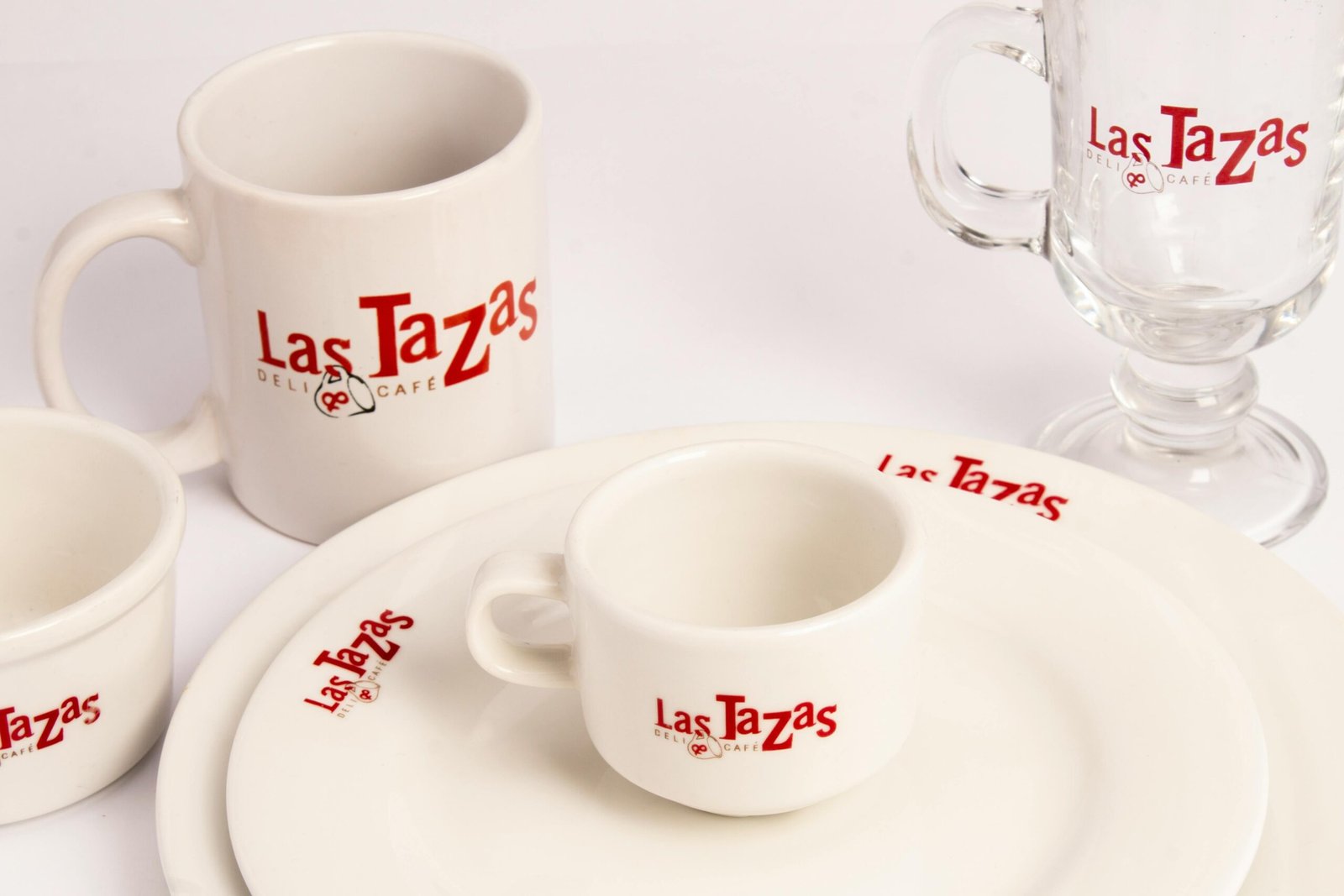 Taza Digital Art 1 Beautiful white tableware set with Las Tazas Café branding, perfect for elegant dining.